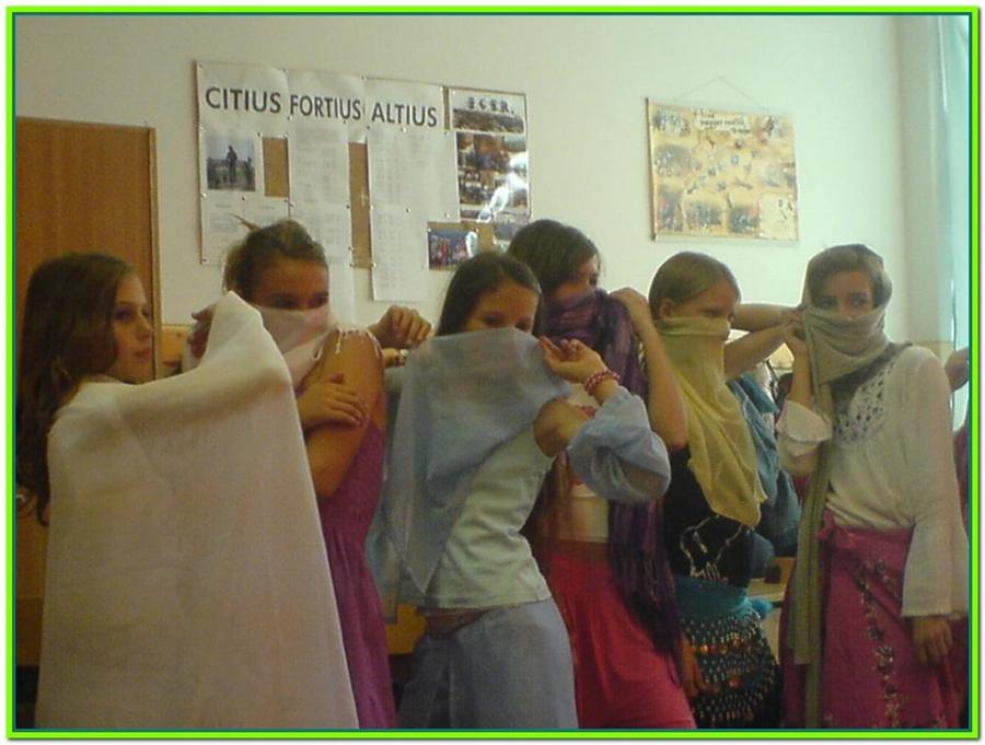 török divatbemutató régről.jpg