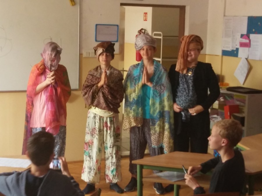 török jelmezesek.jpg